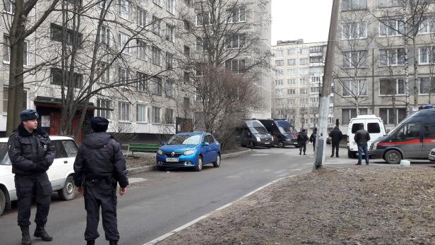 Polizisten sichern ein Wohngebiet in St. Petersburg