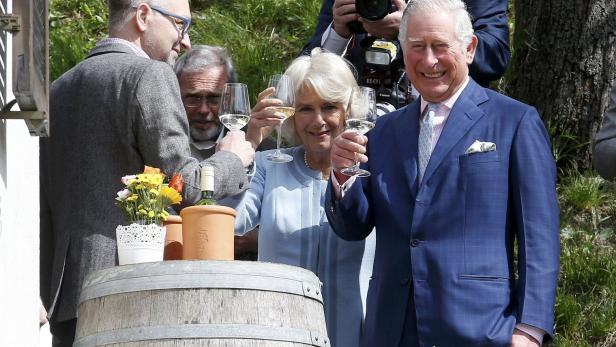 Bei strahlendem Sonnenschein wurden der britische Thronfolger und seine Gattin mit Bio Wein von Martin und Christine Obermann und heimischen Schmankerln beim Heurigen in Grinzing verköstigt. Alle Fotos:
