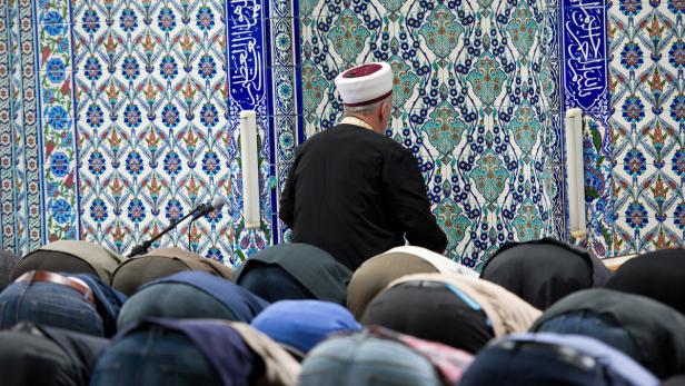 Muslime beten im Gebetsraum einer Moschee (Symbolbild)