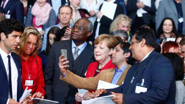 Selfie mit Merkel: Die Kanzlerin mit Flüchtlingshelfern