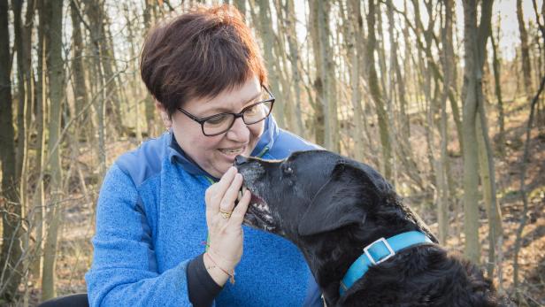 Sabine Oberhauser beim Spaziergang mit ihrem Hund Felix (Archivbild)