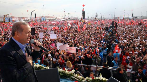 Er begeistert die Massen: Erdogan vor Hunderttausenden Anhängern in Istanbul