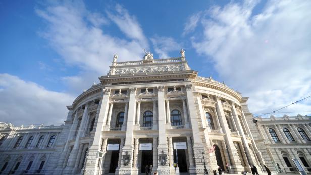 Das Wiener Burgtheater unter blauem Himmel mit Wolken.
