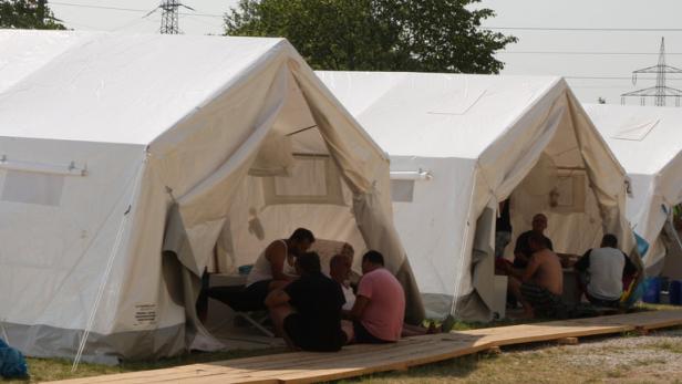 Gefühlte 60 Grad in den Zelten. Mehr als 190 Flüchtlinge, die nicht in die Statistik eingerechnet werden dürften, sind derzeit in Eisenstadt auf dem Polizeiareal untergebracht.