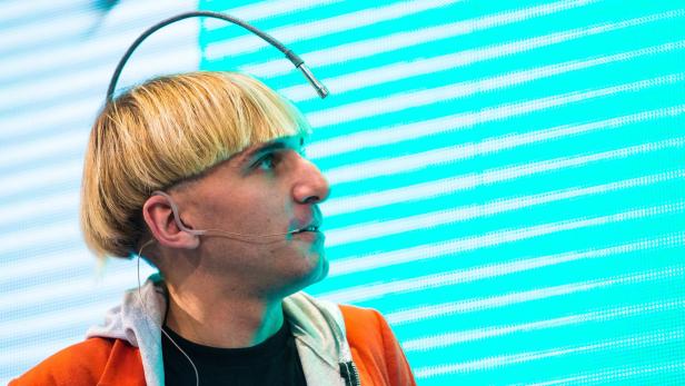 Neil Harbisson kann Farben zwar nicht sehen, aber er kann sie hören
