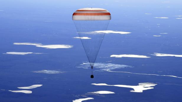 Die Raumkapsel schwebt am Fallschirm in Richtung Landeplatz in Kasachstan
