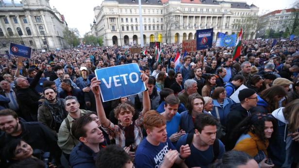Massenprotest in Budapest gegen die drohende Schließung der Central European University.