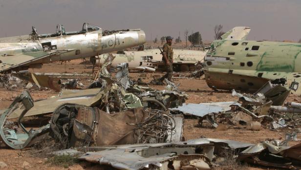 Zerstörte Flugzeuge nach dem Angriff auf die syrische Luftwaffenbasis