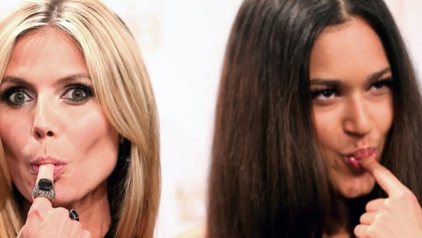 Heidi Klum und eine weitere Frau posieren mit dem Finger im Mund.