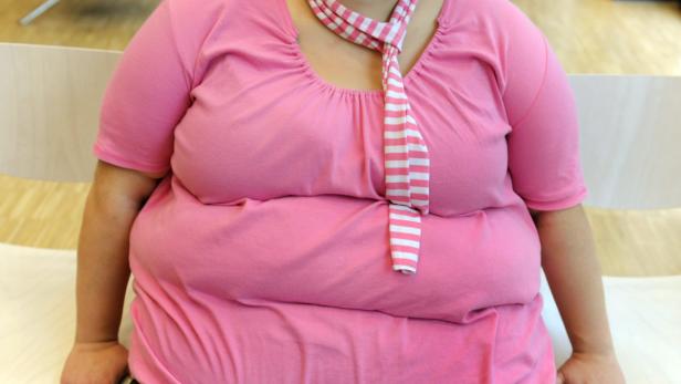 Faktum 5 Studien belegen, dass übergewichtige Frauen nach dem Wechsel ein höheres Brustkrebsrisiko als normalgewichtige Frauen haben. &quot;Durch eine Gewichtsabnahme um 4,5 Kilogramm kann das Risiko bereits um 45 Prozent reduziert werden&quot;, so Univ.-Prof. Kurt Widhalm, Präsident des Österreichischen Akademischen Instituts für Ernährungsmedizin.