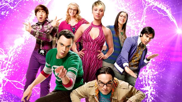 Die Hauptdarsteller der Fernsehserie „The Big Bang Theory“ posieren vor einem lila Hintergrund.