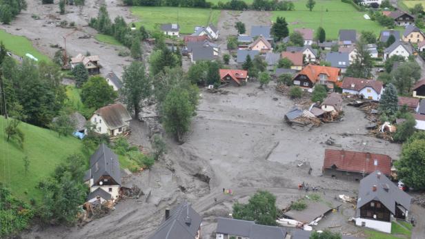 Ein Dorf ist nach einer Schlammlawine überflutet und verwüstet.