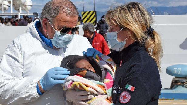 Italienische Hilfsmannschaften im Hafen von Messina