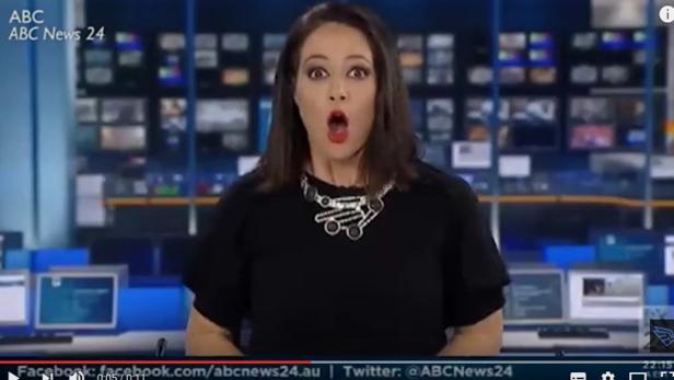 Eine Nachrichtensprecherin von ABC News 24 mit überraschtem Gesichtsausdruck im Studio.