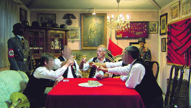 Im Nazi-Keller: Diese Szene im Keller von Josef Ochs brachte ihm eine Anzeige, zwei der Musikerkollegen, die mit ihm feierten, mussten als Gemeinderäte zurücktreten. Von Nazi-Gedankengut distanzieren sie sich.
