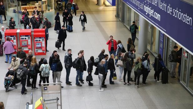 Tausende Passagiere blieben am Bahnhof Linz hängen
