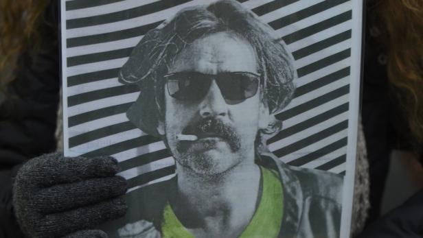Ein Plakat in schwarz-weiß auf dem Deniz Yücel mit Sonnenbrille, Zigarette und Schnauzbart zu sehen ist