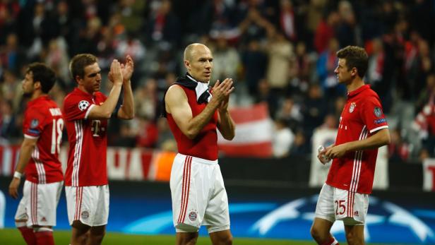 Arjen Robben und andere Bayern-München-Spieler applaudieren auf dem Spielfeld.