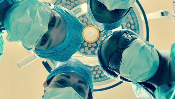 Darum posten Chirurginnen jetzt diese Selfies im Netz