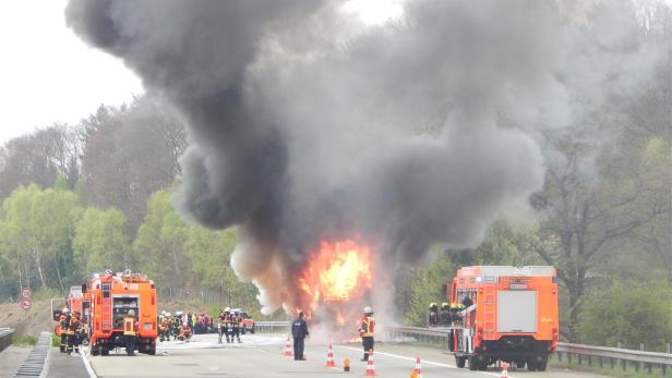 Österreichischer Reisebus geriet auf deutscher Autobahn in Brand
