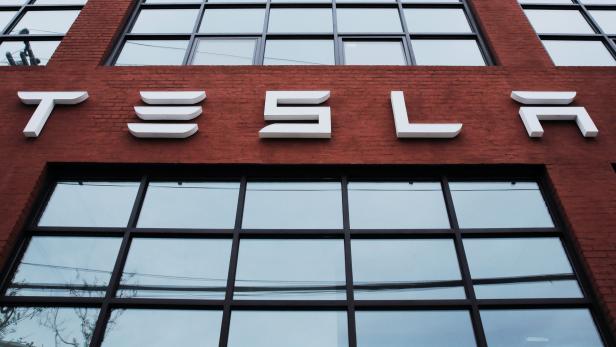 Musk kündigt Elektro-Laster von Tesla für September an