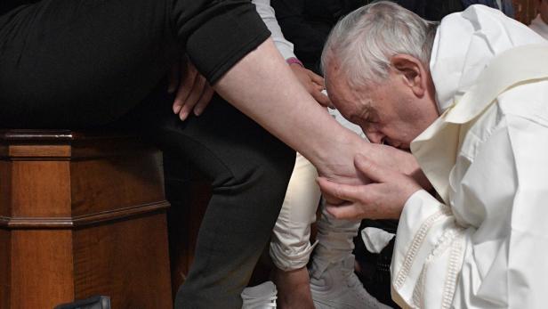 Papst Franziskus bei der Fußwaschung in einer Strafanstalt