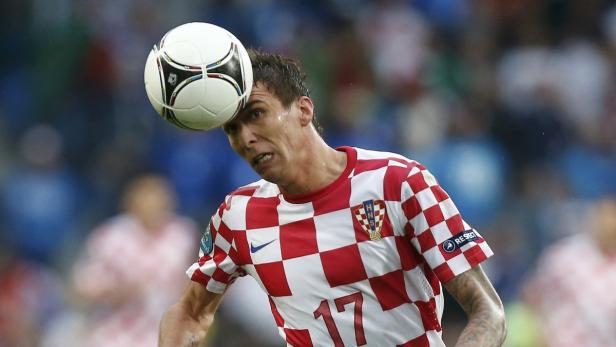 Croatia&#039;s Mario Mandzukic heads the ball during their Group C Euro 2012 soccer match against Italy at the city stadium in Poznan June 14, 2012. REUTERS/Dominic Ebenbichler (POLAND - Tags: SPORT SOCCER)