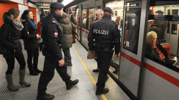 Polizisten holten den Messer-Mann aus der U-Bahn (Symbolbild)