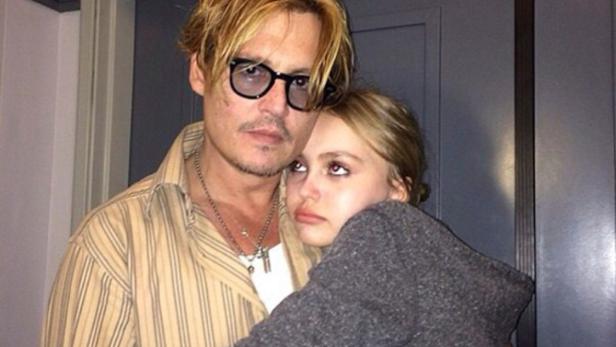 Johnny Depp umarmt seine Tochter Lily-Rose Depp.