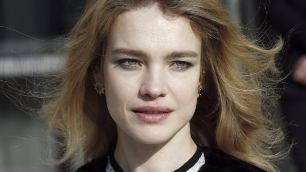 Nahaufnahme des Gesichts von Natalia Vodianova mit blonden Haaren und blauen Augen.