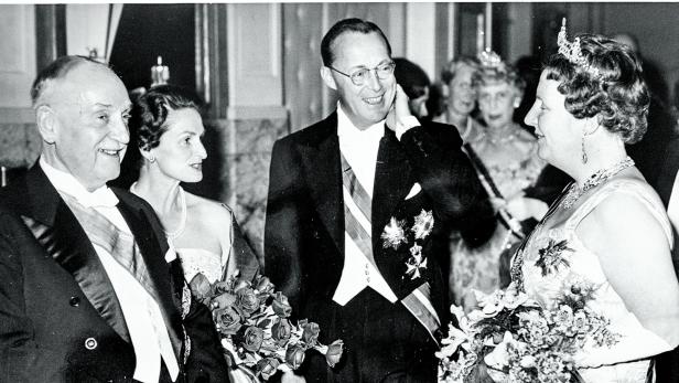 Kyrle mit Vater Adolf Schärf, Prinz Bernhard &amp; Königin Juliana der Niederlande