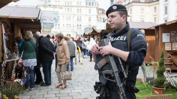 Polizist auf einem Wiener Ostermarkt