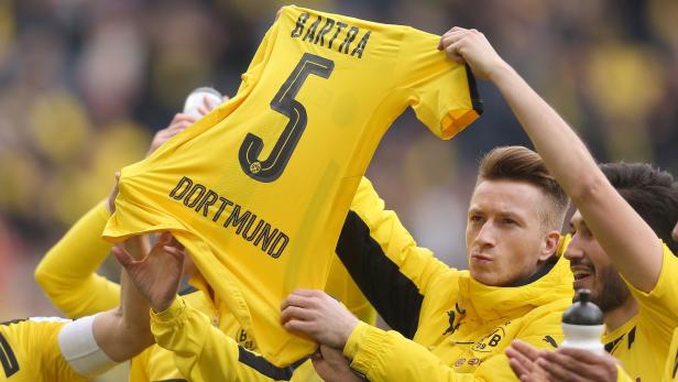 Die Dortmunder zollten ihrem verletzten Kollegen Marc Bartra Tribut.