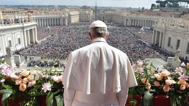 Papst Franziskus vor den versammelten Gläubigen am Petersplatz.