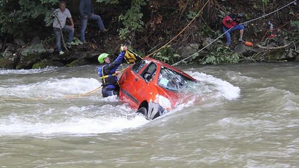 Fahrschülerin lenkte Auto in Fluss