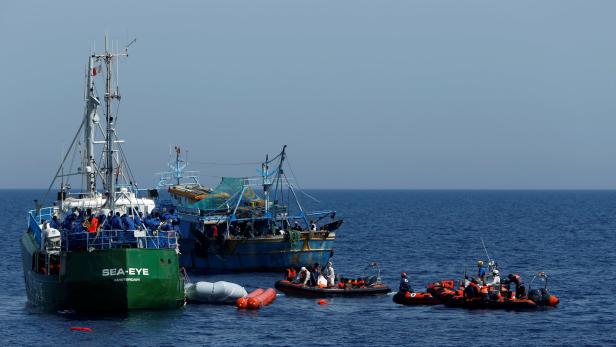 Rettungs-NGOs Sea-Eye, Migrant Offshore Aid Station (MOAS) und Jugend Rettet Iuventa im Einsatz.