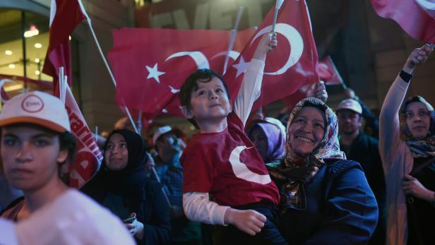 Noch vor dem offiziellen Ergebnis feiert ein Teil der Türken auf Istanbuls Straßen.