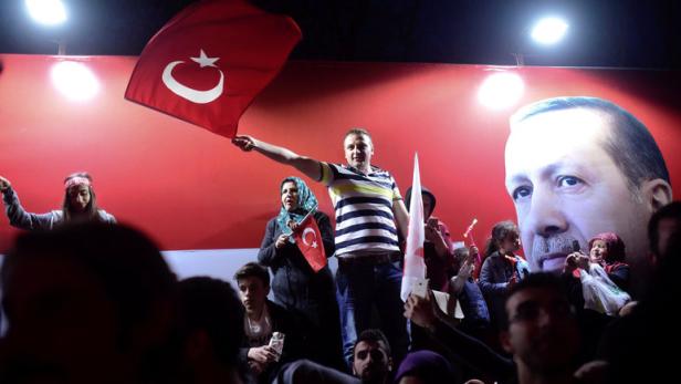 Erdogan-Anhänger feiern in Istanbul