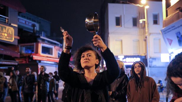 Mit den Töpfen gegen ein autoritäres Regime ankämpfen: Demo in der Türkei.
