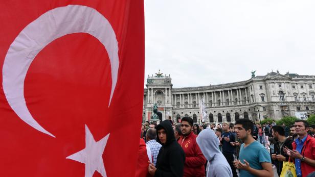 Im Juli 2016 demonstrierten Türken in Österreich gegen den Putschversuch in der Türkei.