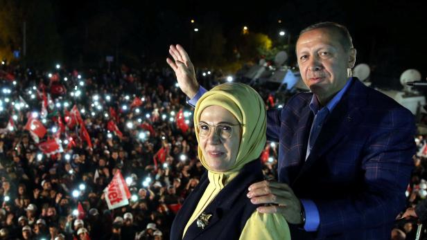 Ein klares Ja sieht anders aus: Präsident Recep Tayyip Erdoğan begleitet von seiner Frau Emine