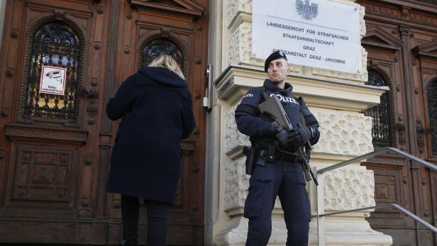Das Landesgericht Graz wird am kommenden Freitag erneut von der Polizei bewacht. Besucher werden registriert.