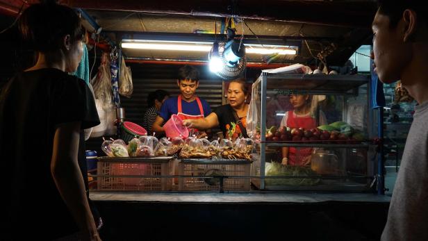 Die offenen Küchen sind kaum aus dem Straßenbild Bangkoks wegzudenken.
