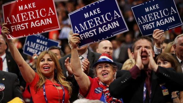 &quot;Make America First Again&quot;-Schilder bei einer Veranstaltung der Republikaner.
