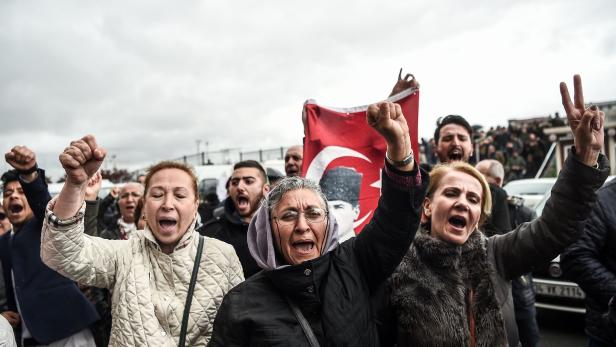 &quot;Nein&quot;-Unterstützer protestierten amMontag in Istanbul.