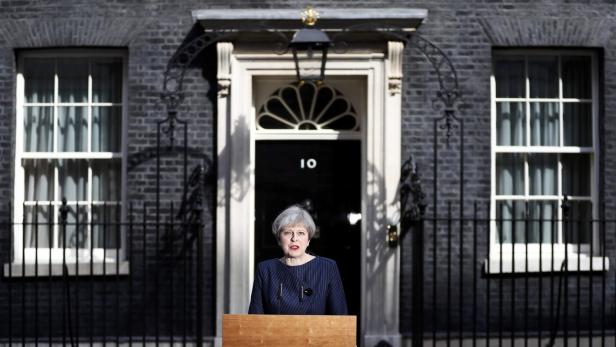 Theresa May kündigt vor Downing Street 10 die Neuwahlen an