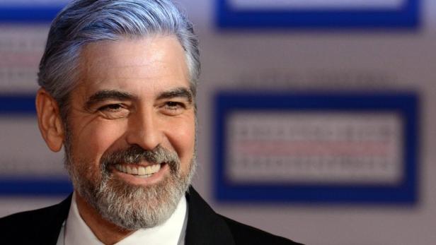 epa03602009 US actor George Clooney smiles after receiving the German Media Prize 2012 during a ceremony at the conference center of Baden-Baden, Germany, 26 February 2013. Clooney was honored for his political commitment. EPA/PATRICK SEEGER