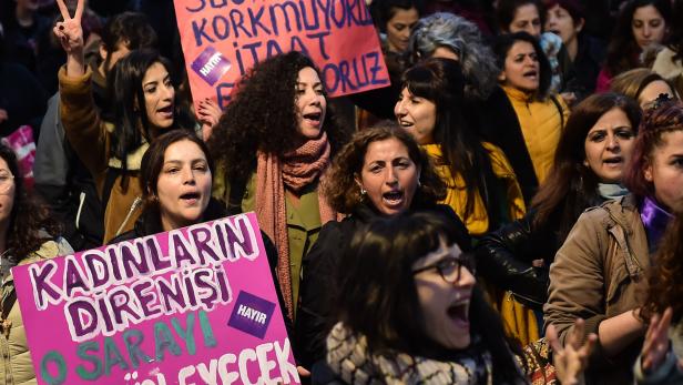 Menschen in der Türkei demonstrieren, indem sie Schilder halten und laut rufen, was ihnen nicht passt