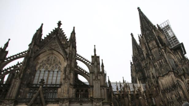Der Kölner Dom mit seinen markanten Türmen unter einem grauen Himmel.