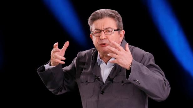 Jean-Luc Mélenchon gestikuliert während einer Rede.
